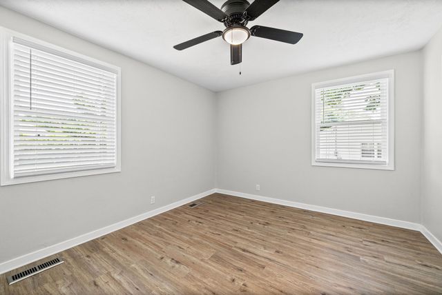 303 Park Ln, Clarksville, TN 37042