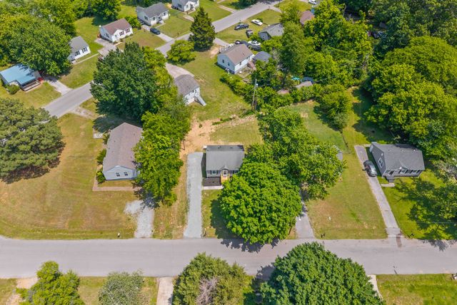 303 Park Ln, Clarksville, TN 37042