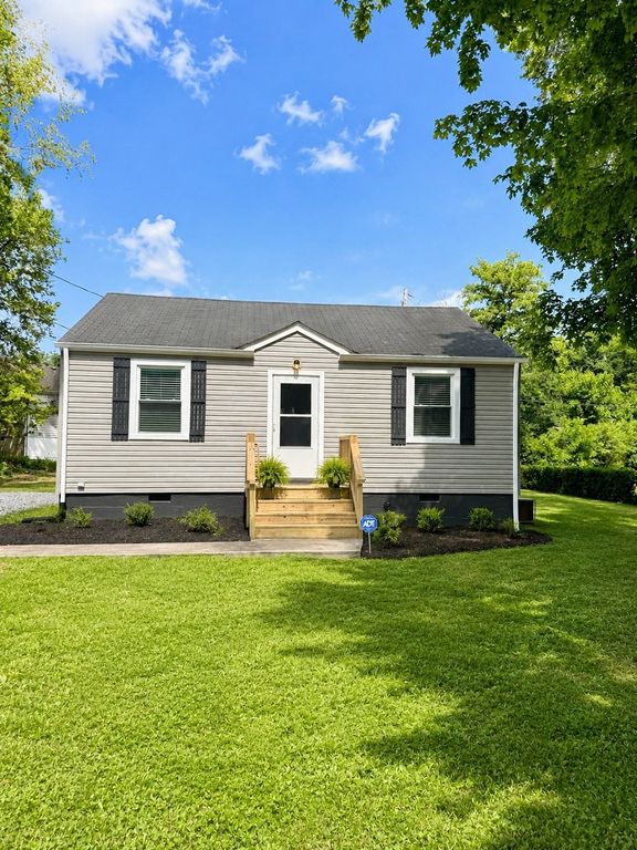 303 Park Ln, Clarksville, TN 37042