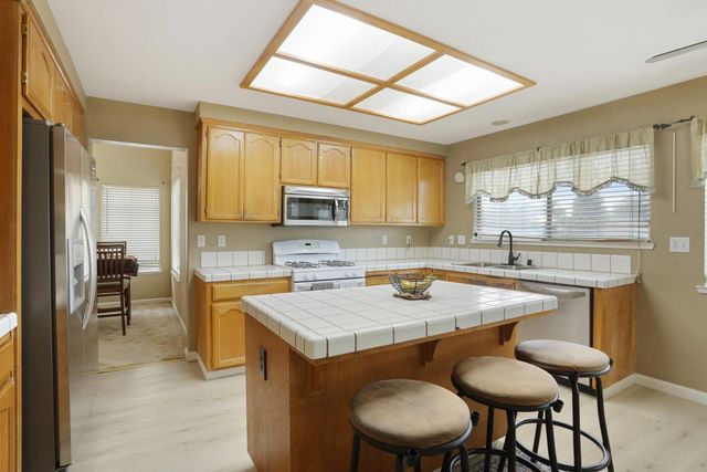 1725 Mark Mead Ln, Modesto, CA 95356