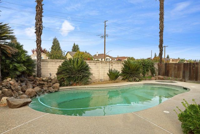 1725 Mark Mead Ln, Modesto, CA 95356