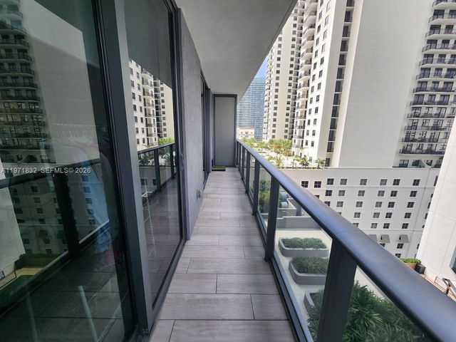 55 SW 9th St 1107, Miami, FL 33130