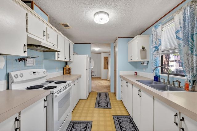 904 MAPLEWOOD STREET, Tavares, FL 32778