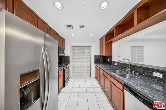 956 S Wilton Place 201, Los Angeles, CA 90019