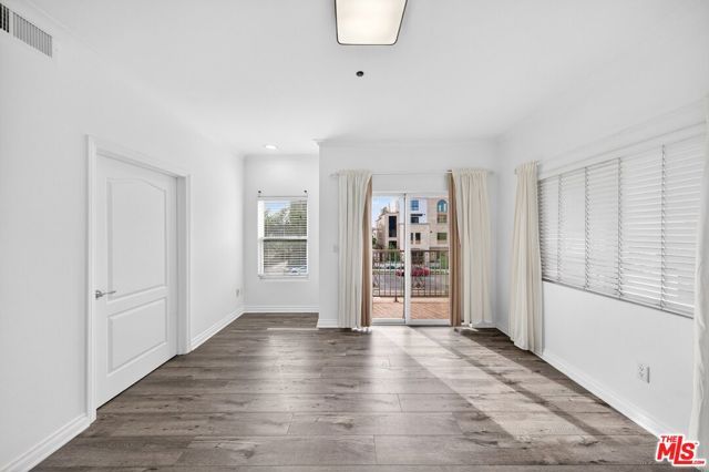 956 S Wilton Place 201, Los Angeles, CA 90019