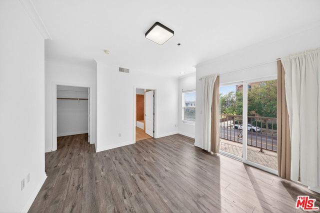 956 S Wilton Place 201, Los Angeles, CA 90019