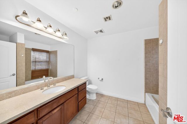 956 S Wilton Place 201, Los Angeles, CA 90019