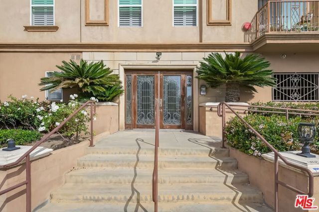 956 S Wilton Place 201, Los Angeles, CA 90019