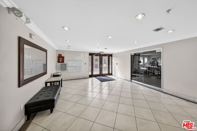 956 S Wilton Place 201, Los Angeles, CA 90019