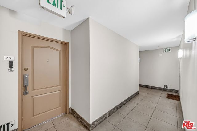 956 S Wilton Place 201, Los Angeles, CA 90019