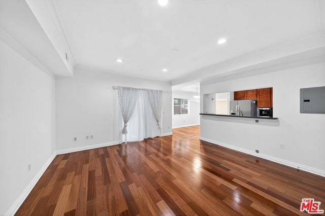 956 S Wilton Place 201, Los Angeles, CA 90019