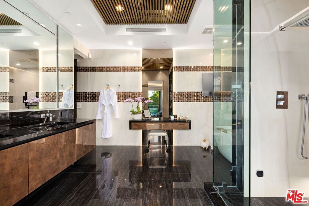 Image 10 of property listing at 976 Bel Air Road, Los Angeles, CA 90077