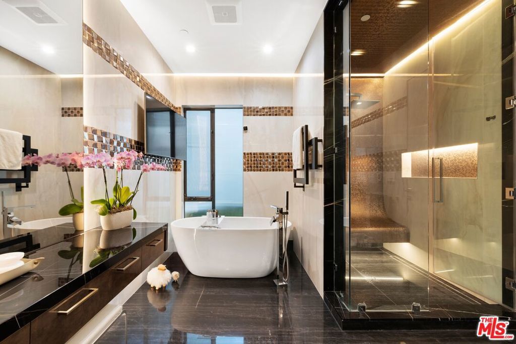 Image 11 of property listing at 976 Bel Air Road, Los Angeles, CA 90077