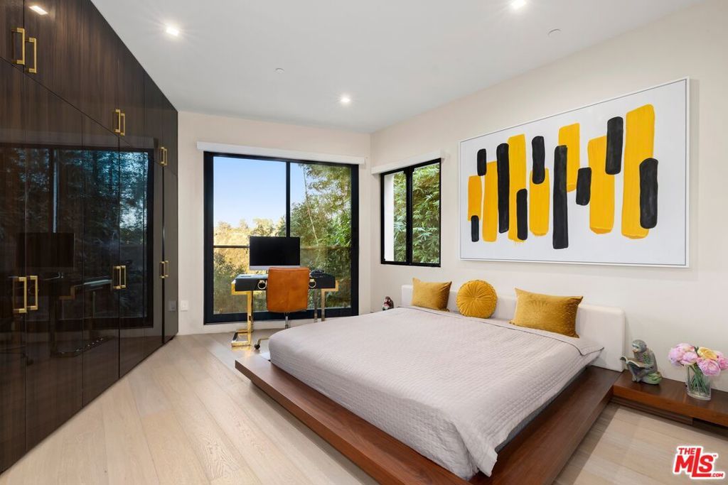 Image 16 of property listing at 976 Bel Air Road, Los Angeles, CA 90077