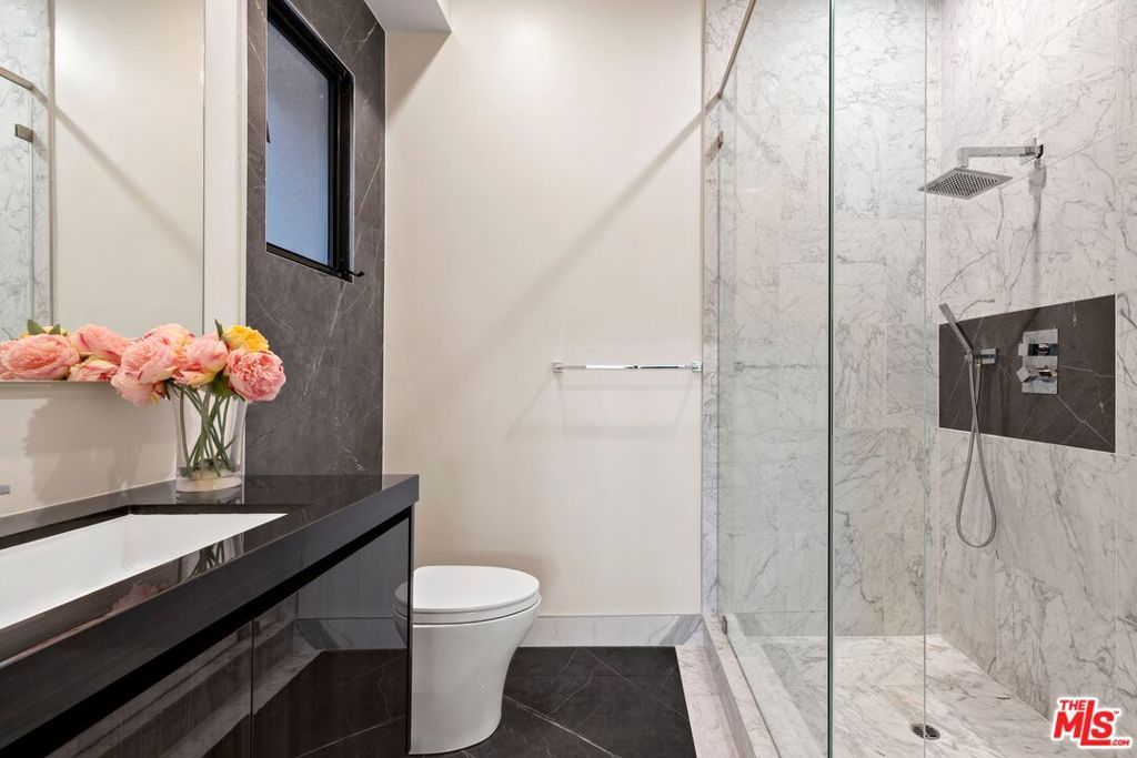 Image 17 of property listing at 976 Bel Air Road, Los Angeles, CA 90077