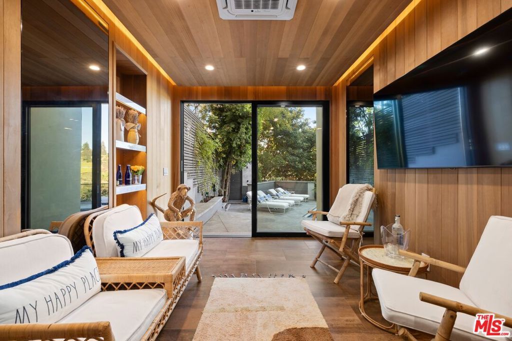 Image 21 of property listing at 976 Bel Air Road, Los Angeles, CA 90077