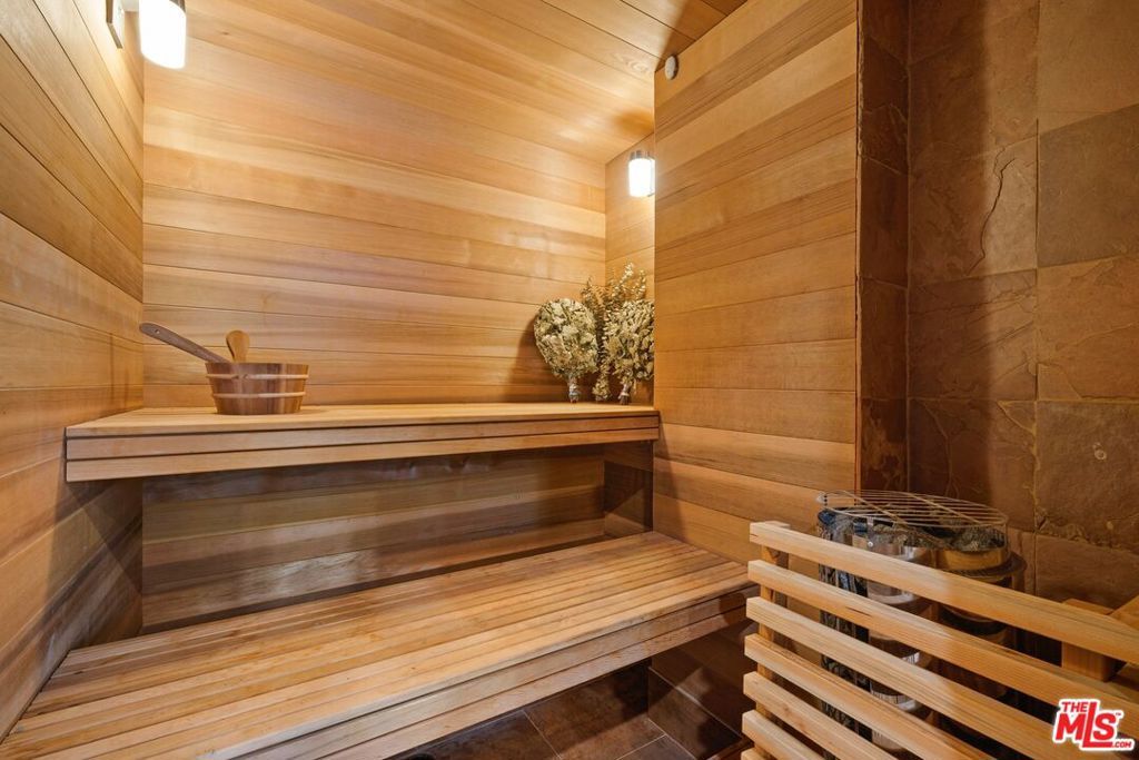 Image 22 of property listing at 976 Bel Air Road, Los Angeles, CA 90077