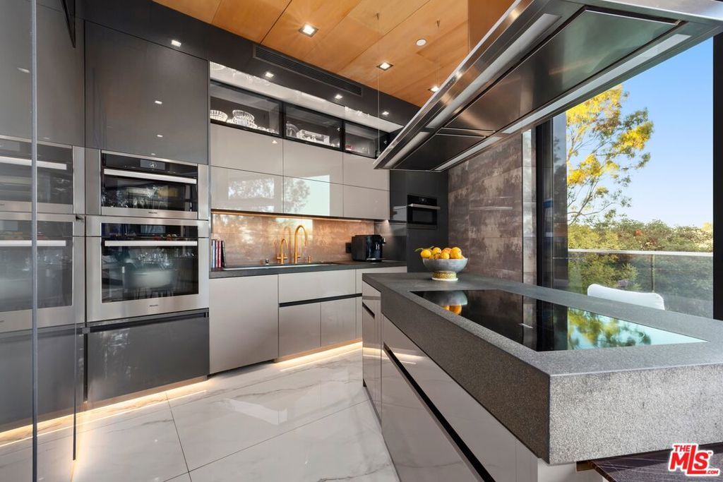 Image 5 of property listing at 976 Bel Air Road, Los Angeles, CA 90077