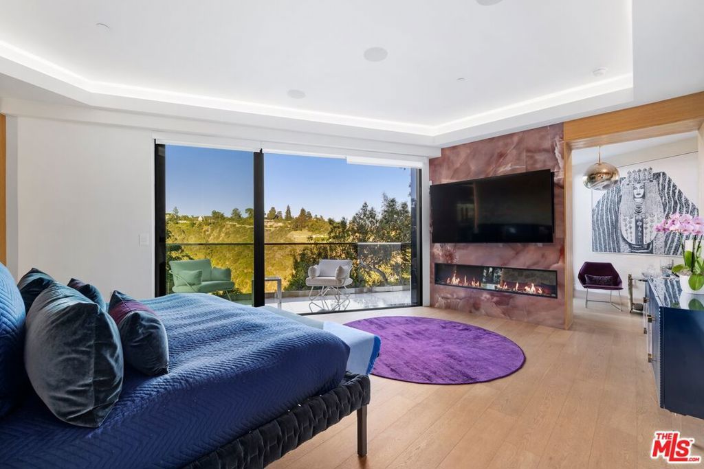 Image 8 of property listing at 976 Bel Air Road, Los Angeles, CA 90077