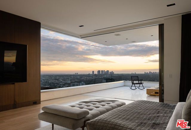 1305 Collingwood Place, Los Angeles, CA 90069