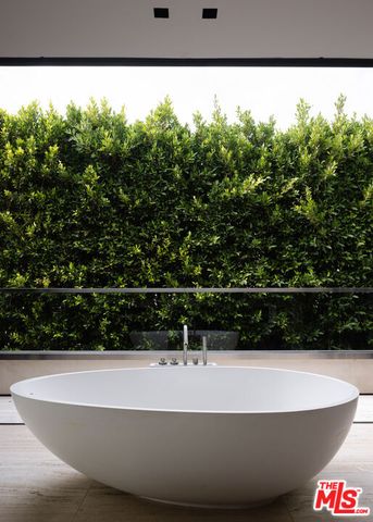 1305 Collingwood Place, Los Angeles, CA 90069