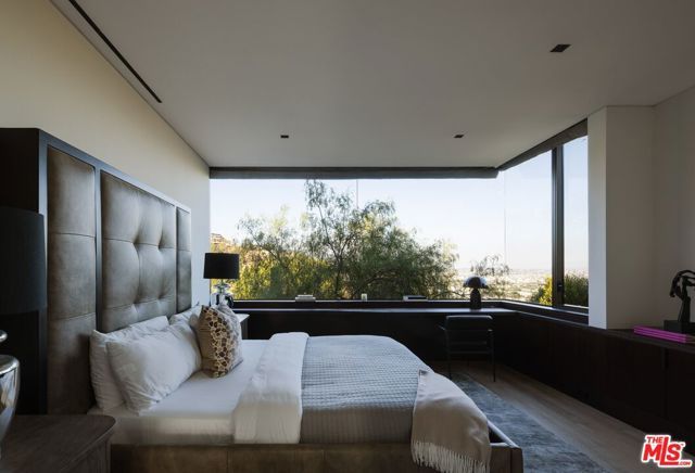 1305 Collingwood Place, Los Angeles, CA 90069