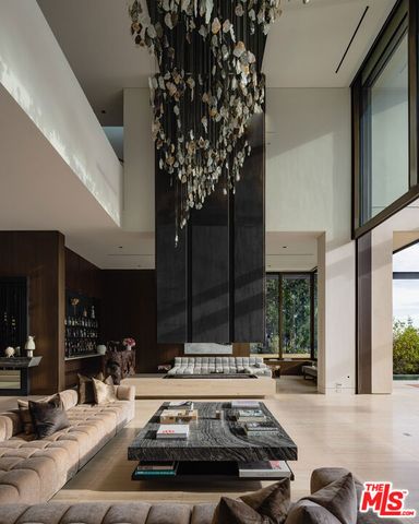 1305 Collingwood Place, Los Angeles, CA 90069