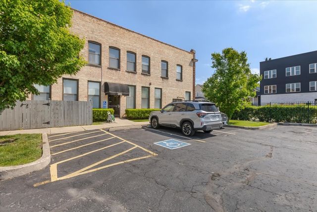 3713 Grand Boulevard 10, Brookfield, IL 60513