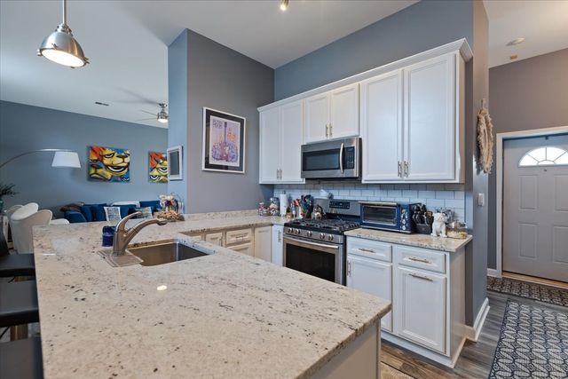3713 Grand Boulevard 10, Brookfield, IL 60513