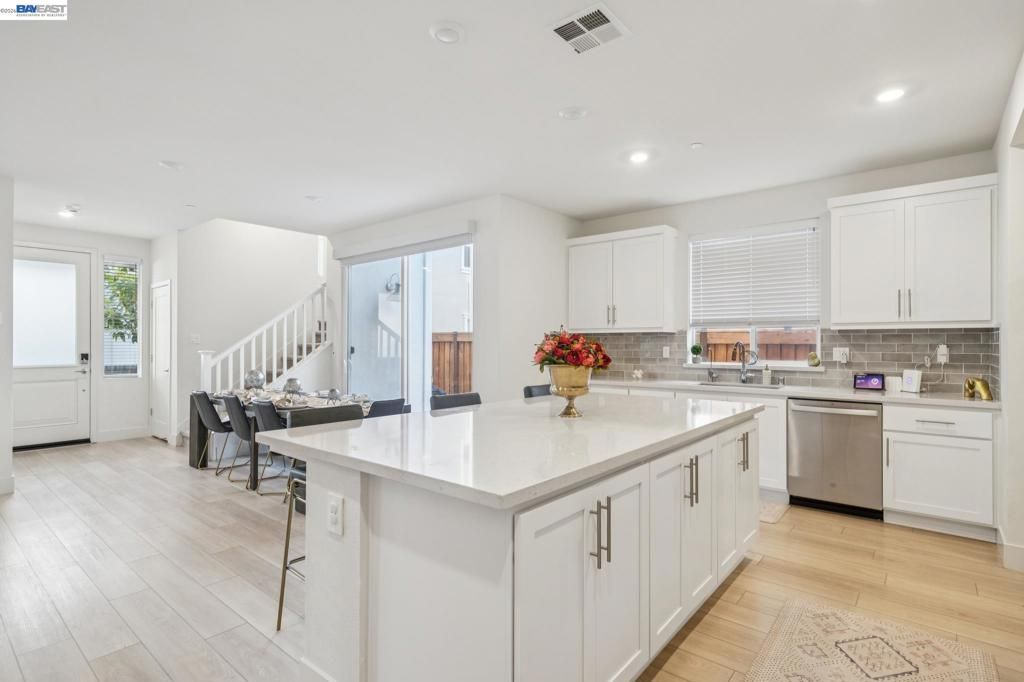 Image 16 of property listing at 37231 Sand Bar Pl, Newark, CA 94560