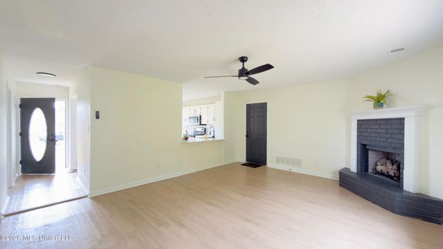 4394 Shadow Ridge Drive, Horn Lake, MS 38637