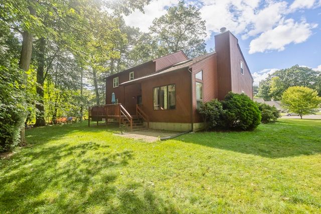 27 Bunker Cir, East Longmeadow, MA 01028