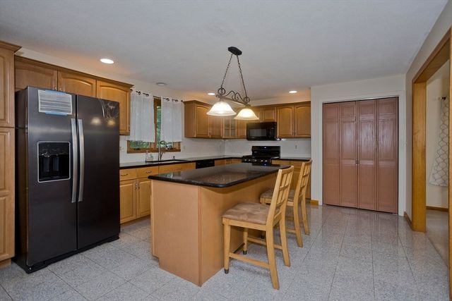 27 Bunker Cir, East Longmeadow, MA 01028