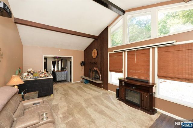 5 Woodlawn Drive, Andover Twsp, NJ 07821