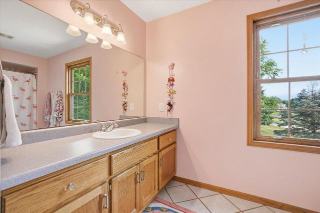 W280N8123 Black Diamond COURT, Hartland, WI 53029