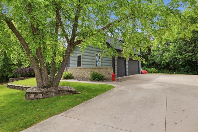 W280N8123 Black Diamond COURT, Hartland, WI 53029