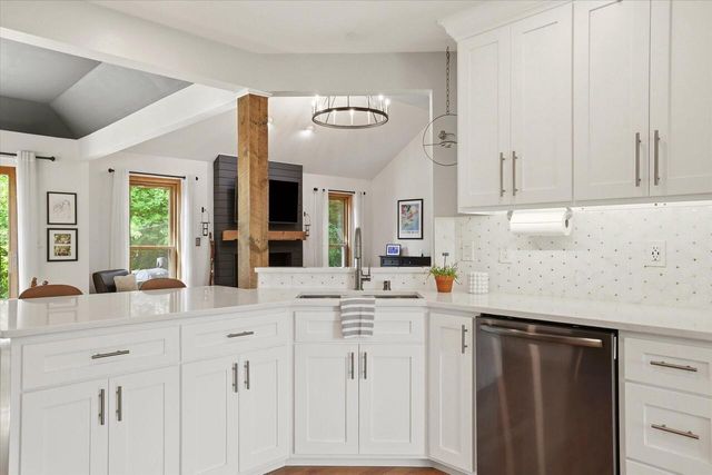 W280N8123 Black Diamond COURT, Hartland, WI 53029