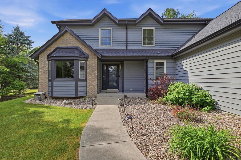 W280N8123 Black Diamond COURT, Hartland, WI 53029