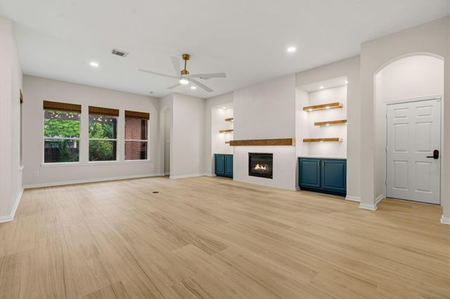 7 Lovenote Court, The Woodlands, TX 77382