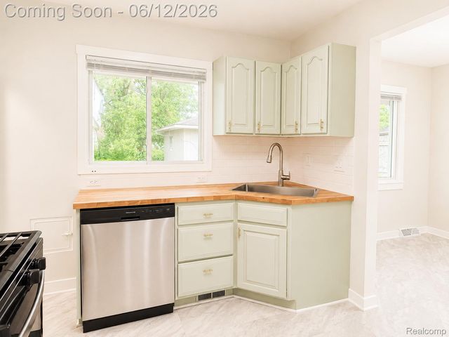 27700 Lexington Parkway, Southfield, MI 48076