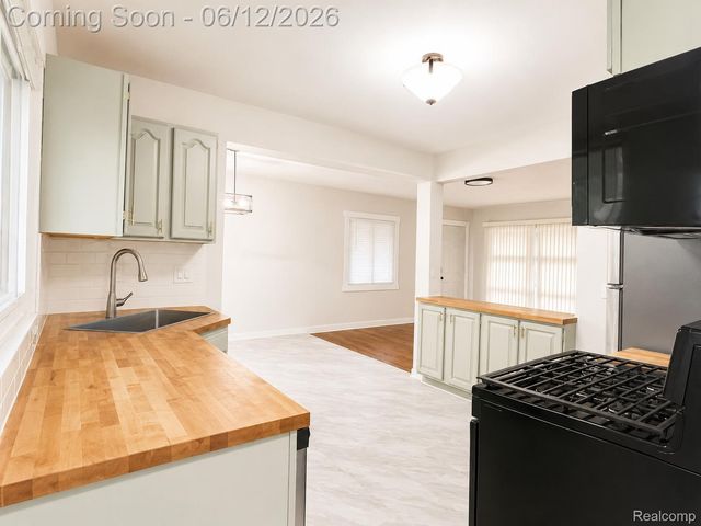27700 Lexington Parkway, Southfield, MI 48076
