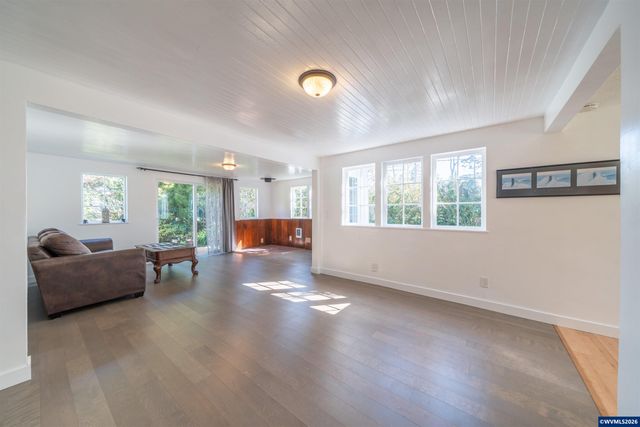 43 NW Knoxville St, Yachats, OR 97498