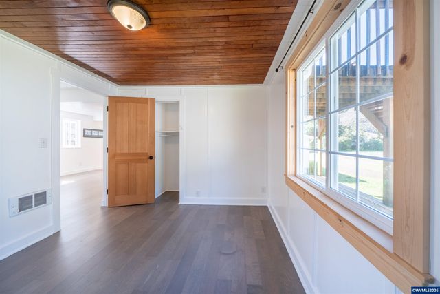 43 NW Knoxville St, Yachats, OR 97498