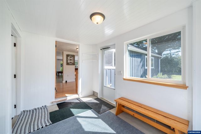 43 NW Knoxville St, Yachats, OR 97498