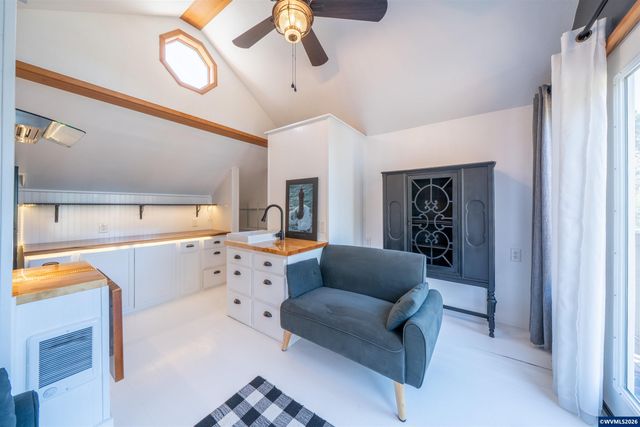 43 NW Knoxville St, Yachats, OR 97498