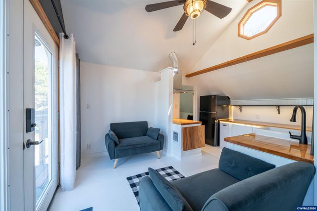 43 NW Knoxville St, Yachats, OR 97498