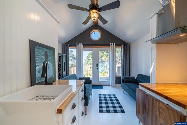 43 NW Knoxville St, Yachats, OR 97498