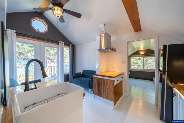 43 NW Knoxville St, Yachats, OR 97498