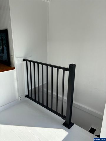 43 NW Knoxville St, Yachats, OR 97498