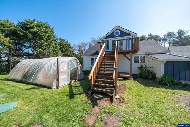 43 NW Knoxville St, Yachats, OR 97498